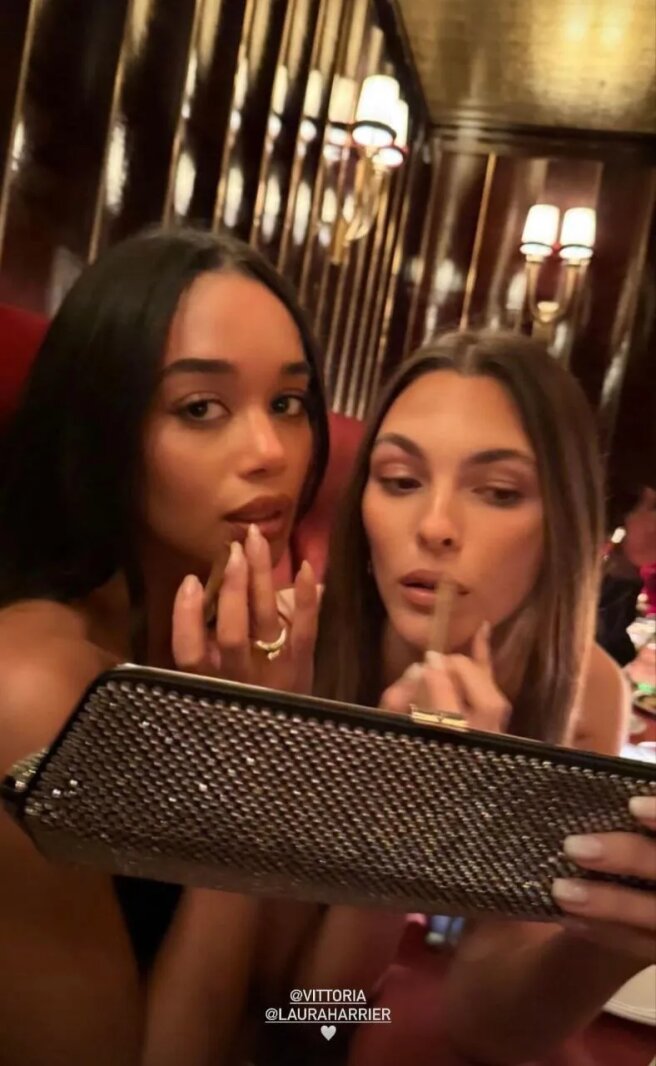 Виттория Черетти с подругой