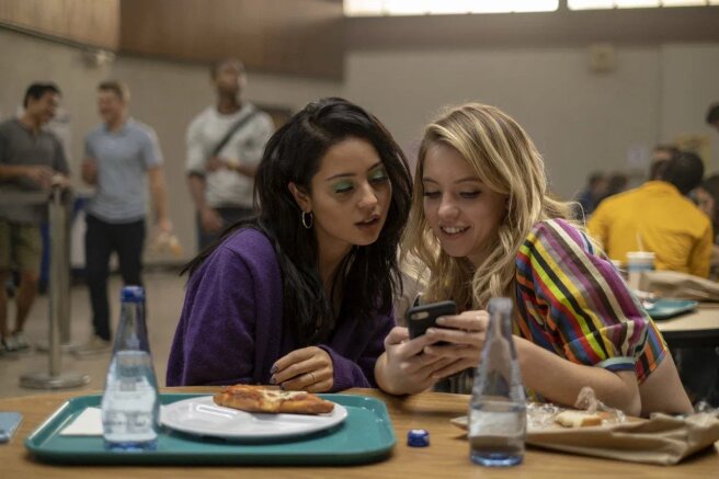 Алекса Деми и Сидни Суини в сериале 