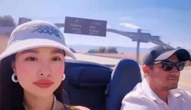 И Чжоу и Джереми Реннер