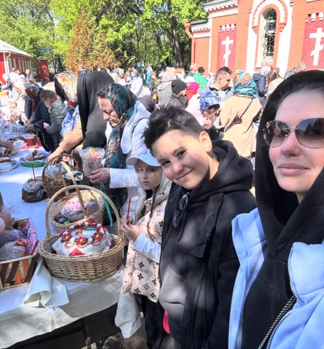 Агата Муцениеце с Тимофеем и Мией