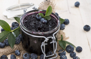Blueberries mashed with sugar: a recipe for harvesting for the winter