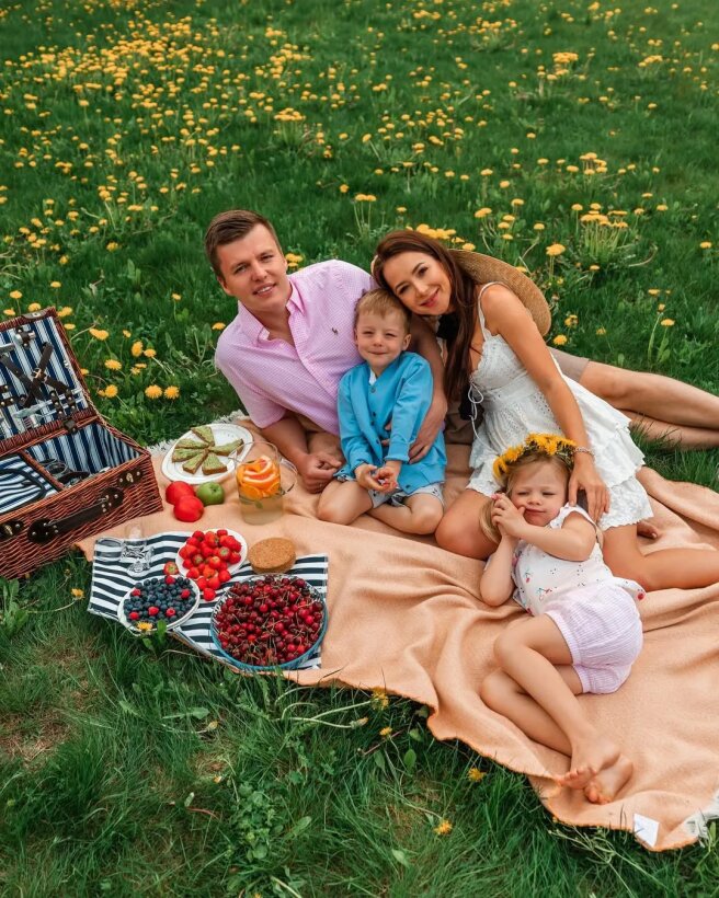 Артём и Валерия Чекалины с детьми