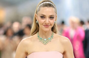 "What happened to her before the red carpet?" The internet is wondering why Amanda Seyfried is crying at the Met Gala.