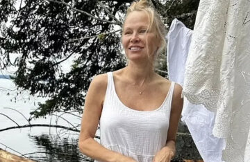 56-year-old Pamela Anderson without makeup starred in a commercial for washing powder