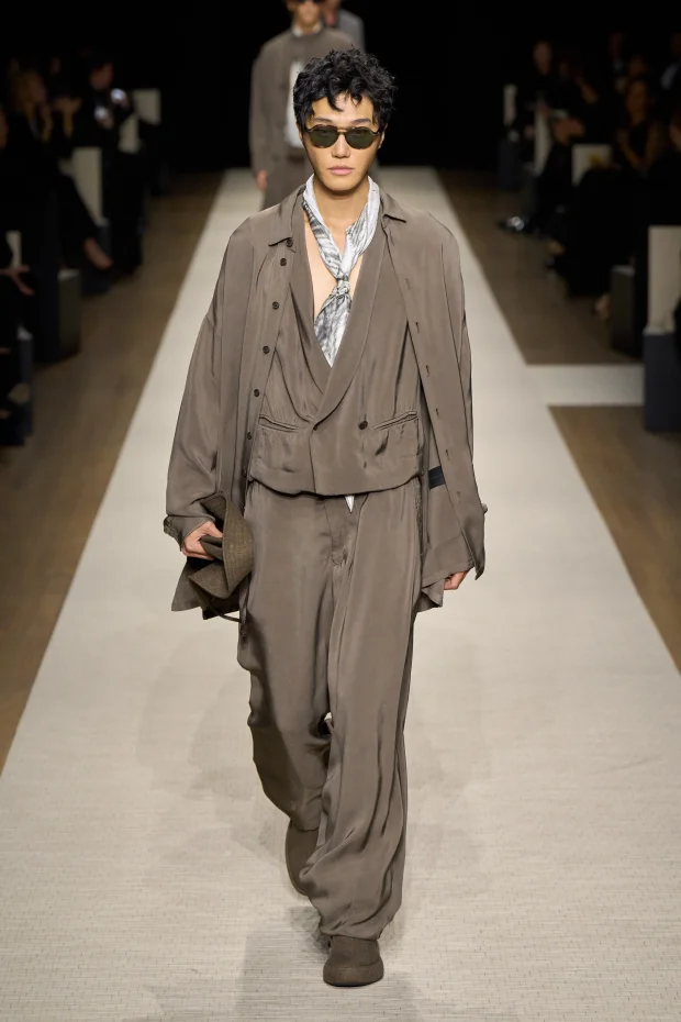 Показ Giorgio Armani весна-лето — 2025/Фото: Isidore Montag/Gorunway