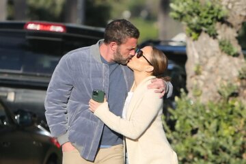 Jennifer Lopez and Ben Affleck kiss while walking in Los Angeles