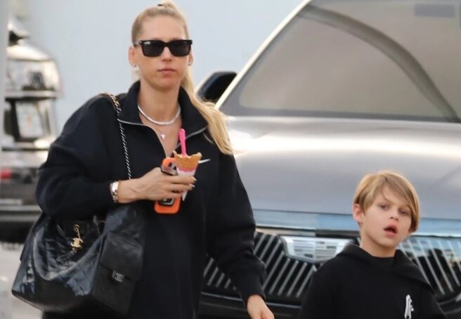 Anna Kournikova, pregnant with her fourth child, was photographed with her children in Miami.