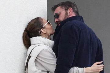 Ben Affleck and Jennifer Lopez were filmed kissing