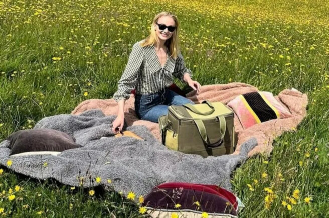 Sophie Turner spends time on a picnic with her boyfriend Peregrine Pearson