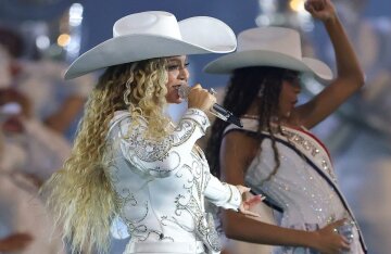 Beyonce Takes Stage With Daughter Amid Jay-Z Rape Allegations