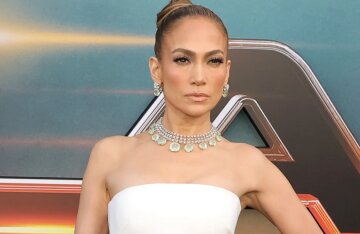 Amid divorce rumors, Jennifer Lopez walked the red carpet without Ben Affleck, but with an engagement ring