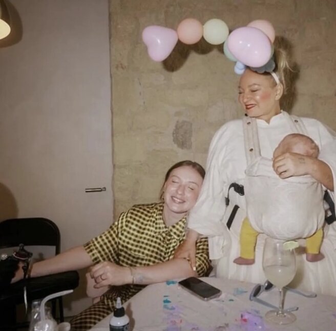 Певица Sia с ребёнком и подругой/Фото: личный архив