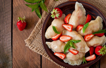 Dumplings with strawberries: two recipes to choose from