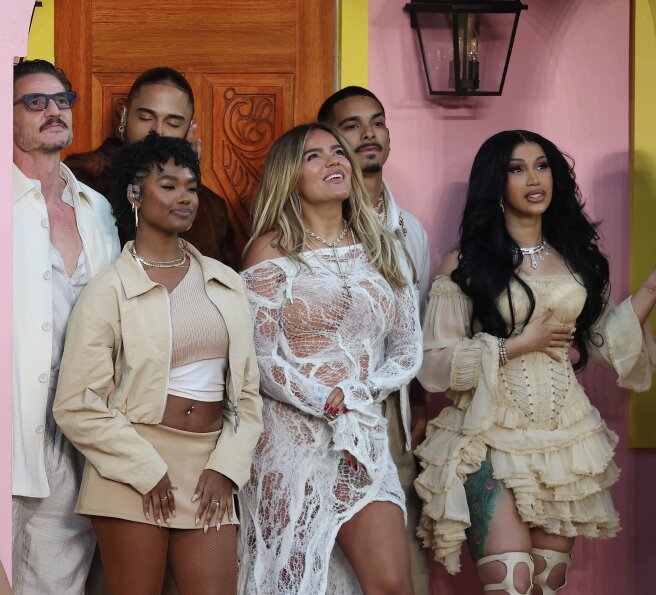 Педро Паскаль, Кароль Джи и Карди Би