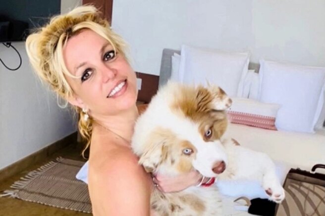 Britney Spears has again published a series of nude pictures