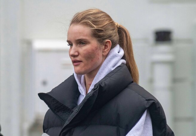 Photos of Rosie Huntington-Whiteley without makeup are being discussed online
