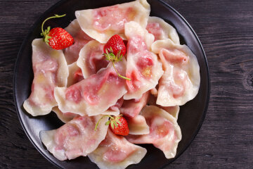 Dumplings with strawberries: how to cook in a saucepan, steamed and in a slow cooker