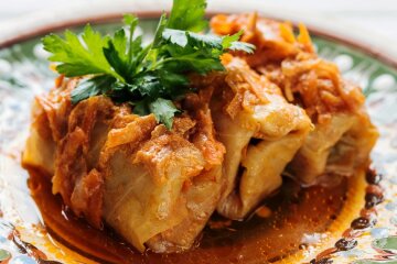 Lean cabbage rolls: a delicious recipe with rice and vegetables