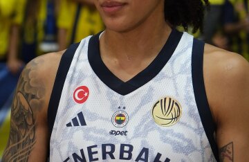 Gabby Williams playing basketball for Fenerbahce