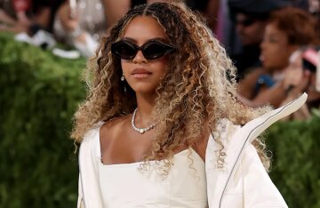 Beyoncé's 14-year-old daughter made her Met Gala debut.