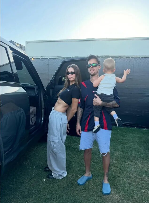 Хейли и Джастин Бибер с сыном