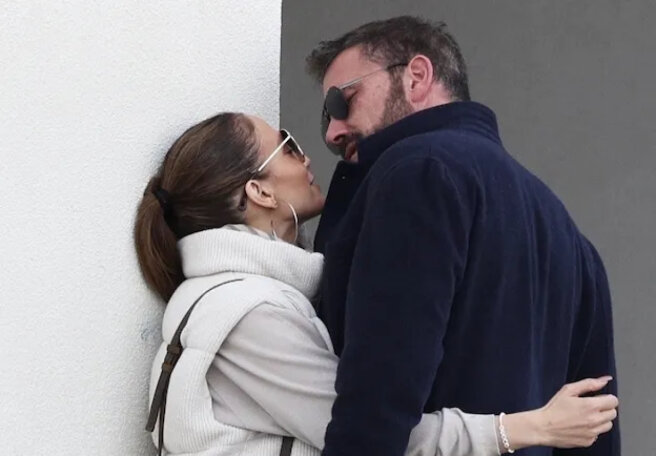Ben Affleck and Jennifer Lopez were filmed kissing