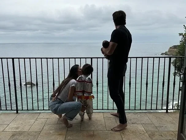 Оливия Манн с мужем и детьми/Фото: oliviamunn/Instagram*