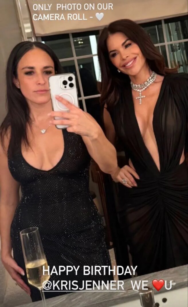 Лорен Санчес с подругой