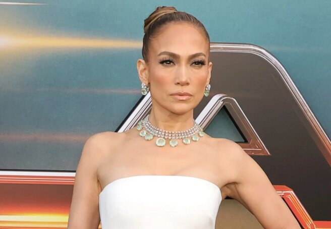 Amid divorce rumors, Jennifer Lopez walked the red carpet without Ben Affleck, but with an engagement ring