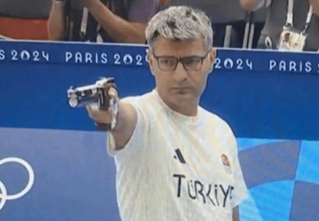 The Internet is discussing the Turkish shooter who won silver at the Olympics. He came without equipment, in a wrinkled T-shirt and did not take one hand out of his pocket