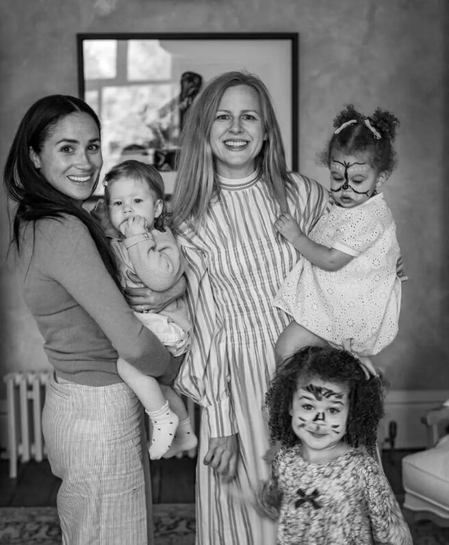 Меган Маркл с Лилибет, Камилла Холмстрой с детьми на праздновании первого дня рождения в 2022 году/Фото: Misan Harriman/Instagram*