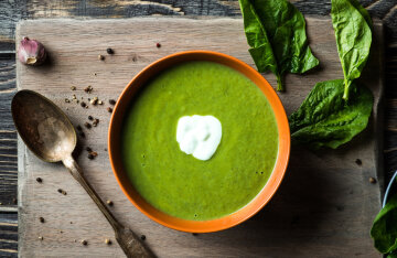 Light soup after the holidays: spinach with cream