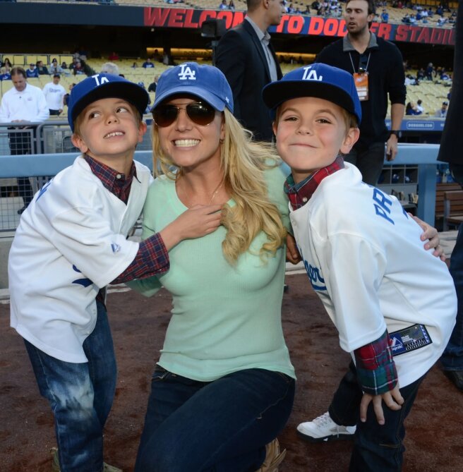 Бритни Спирс с сыновьями в 2013 году