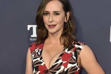 "Growing old in Hollywood is very hard." Jennifer Love Hewitt responded to criticism of "unrecognizable" appearance