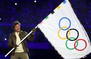 Acrobats, flying Tom Cruise and Snoop Dogg on the beach: how the closing ceremony of the 2024 Olympics went