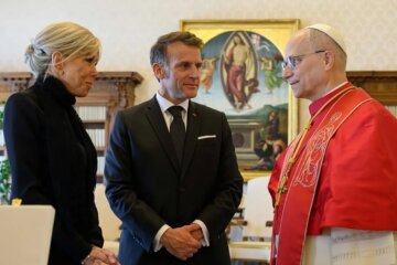 Brigitte and Emmanuel Macron met with the Pope