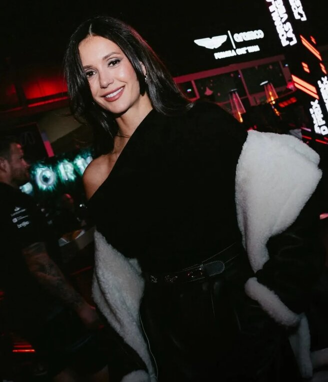 Нина Добрев