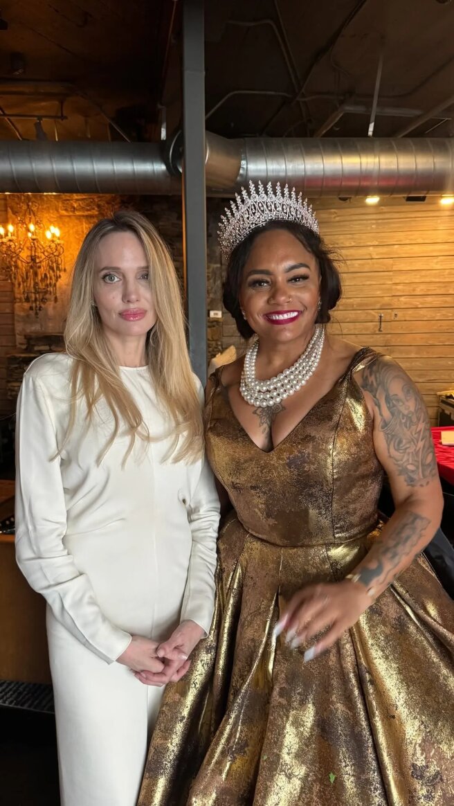 Анджелина Джоли с участницей бранча