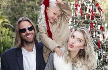 Elsa Hosk hosted a family Christmas photo shoot