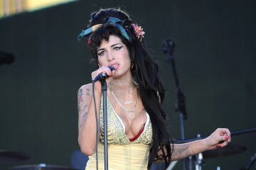 Amy Winehouse's father is trying to sue her friends for almost $1 million