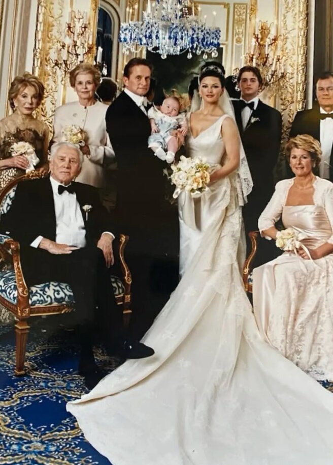 Кэтрин Зета-Джонс и Майкл Дуглас с сыном и гостями