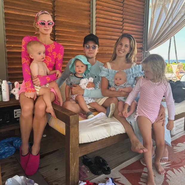 Пэрис Хилтон с сыном и друзьями/Фото: parishilton/Instagram*