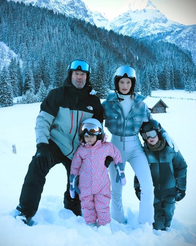 Джейсон Стэтхем и Рози Хантингтон-Уайтли с детьми