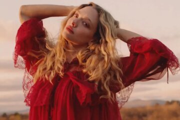 "I made plans, and then I didn't go anywhere." Amanda Seyfried posed for Vogue and opened up about mental health issues.