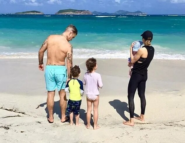 Робби Уильямс и Айда Филд с детьми