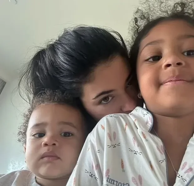 Кайли Дженнер с детьми/Фото: kyliejenner/Instagram*