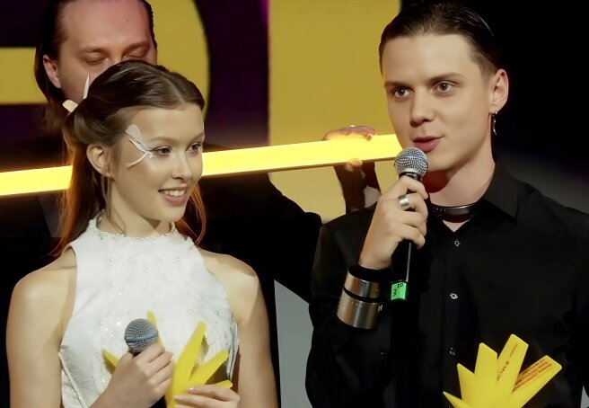 Anna Peresild and Vanya Dmitrienko appeared together at the Yandex Music Year in Review awards.