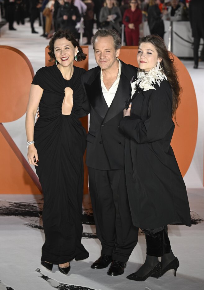 Мэгги Джилленхол и Питер Сарсгаард с дочерью