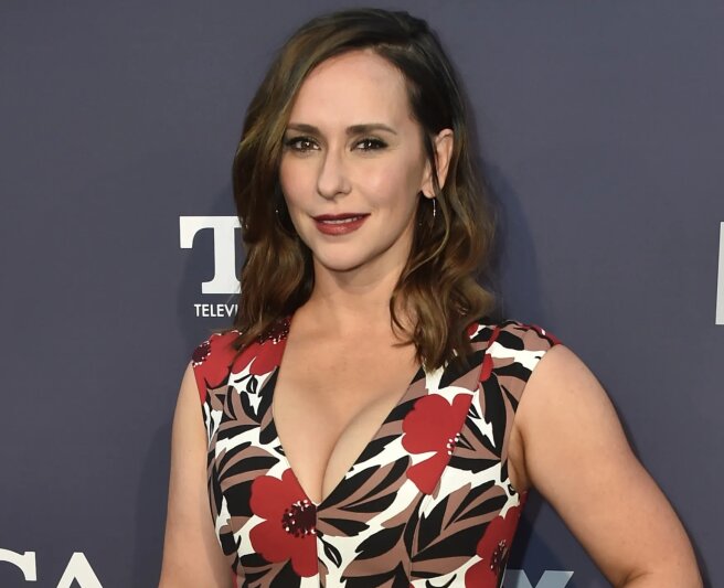 "Growing old in Hollywood is very hard." Jennifer Love Hewitt responded to criticism of "unrecognizable" appearance