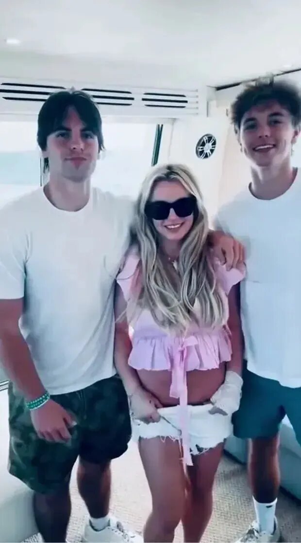 Бритни Спирс с сыновьями